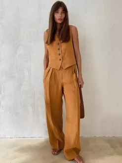 Ensemble deux pièces kaki streetwear : haut sans manches à col V et pantalon.