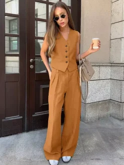 Ensemble deux pièces kaki streetwear : haut sans manches à col V et pantalon.