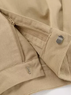 Ensemble deux pièces kaki streetwear : haut sans manches à col V et pantalon.