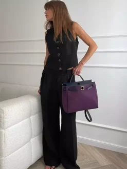 Ensemble deux pièces kaki streetwear : haut sans manches à col V et pantalon.