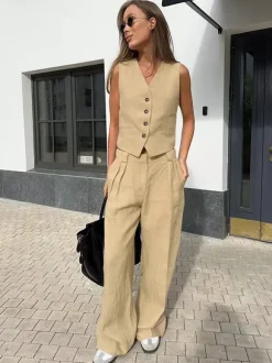 Ensemble deux pièces kaki streetwear : haut sans manches à col V et pantalon.