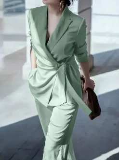 Ensemble deux pièces élégant pour femme : blazer cache-c艙ur tailleur pantalon à jambes larges et coupe ajustée idéal pour le printemps 2026.