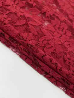 Ensemble deux pièces noir décontracté en dentelle jupe asymétrique plissée sans manches à une épaule.
