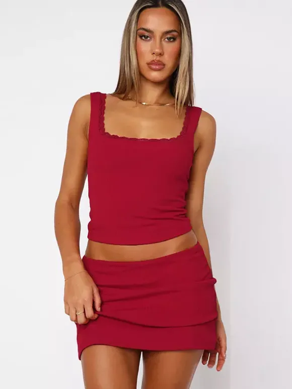 Ensemble deux pièces noir sexy en dentelle jupe sans manches à bretelles en polyester bretelles et col montant.