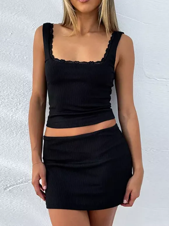 Ensemble deux pièces noir sexy en dentelle jupe sans manches à bretelles en polyester bretelles et col montant.