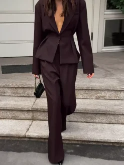 Ensemble deux pièces pour femme : blazer péplum et pantalon large marron foncé idéal pour le bureau ou les affaires.