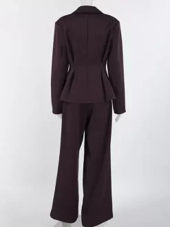 Ensemble deux pièces pour femme : blazer péplum et pantalon large marron foncé idéal pour le bureau ou les affaires.