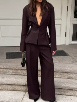 Ensemble deux pièces pour femme : blazer péplum et pantalon large marron foncé idéal pour le bureau ou les affaires.