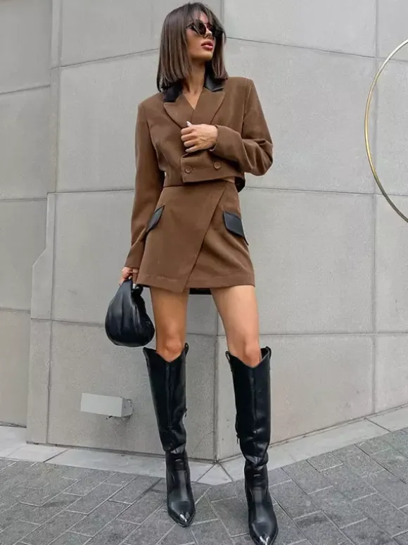 Ensemble deux pièces pour femme : blazer court à col en cuir contrastant et mini-jupe portefeuille