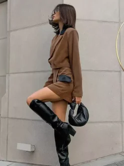 Ensemble deux pièces pour femme : blazer court à col en cuir contrastant et mini-jupe portefeuille