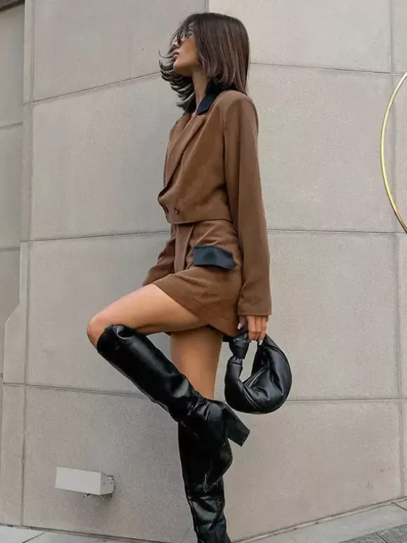 Ensemble deux pièces pour femme : blazer court à col en cuir contrastant et mini-jupe portefeuille