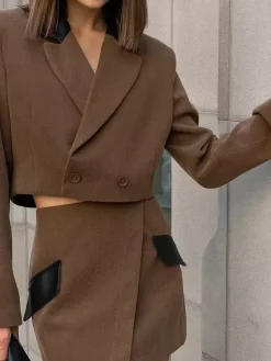 Ensemble deux pièces pour femme : blazer court à col en cuir contrastant et mini-jupe portefeuille
