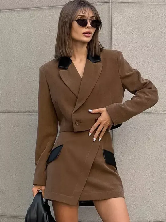 Ensemble deux pièces pour femme : blazer court à col en cuir contrastant et mini-jupe portefeuille