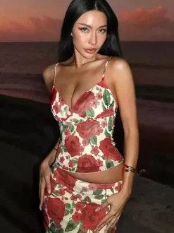 Ensemble deux pièces rouge décontracté à imprimé floral style streetwear en polyester bretelles col et jupe sans manches.