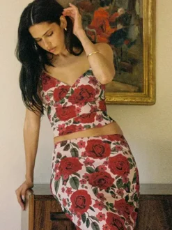 Ensemble deux pièces rouge décontracté à imprimé floral style streetwear en polyester bretelles col et jupe sans manches.