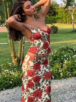 Ensemble deux pièces rouge décontracté à imprimé floral style streetwear en polyester bretelles col et jupe sans manches.