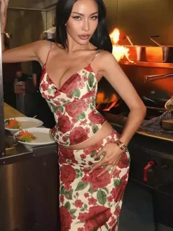 Ensemble deux pièces rouge décontracté à imprimé floral style streetwear en polyester bretelles col et jupe sans manches.