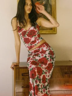 Ensemble deux pièces rouge décontracté à imprimé floral style streetwear en polyester bretelles col et jupe sans manches.