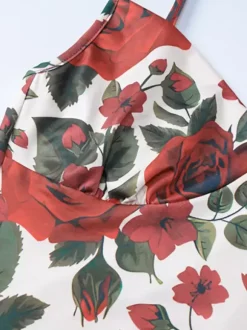 Ensemble deux pièces rouge sexy à imprimé floral tenue de villégiature en polyester à bretelles et col fleuri jupe sans manches.