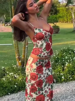 Ensemble deux pièces rouge sexy à imprimé floral tenue de villégiature en polyester à bretelles et col fleuri jupe sans manches.