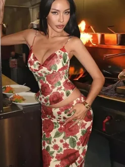 Ensemble deux pièces rouge sexy à imprimé floral tenue de villégiature en polyester à bretelles et col fleuri jupe sans manches.