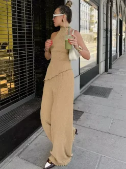 Ensemble deux pièces vert : haut sans manches dos nu et pantalon.
