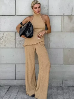 Ensemble deux pièces vert : haut sans manches dos nu et pantalon.