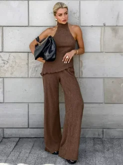 Ensemble deux pièces vert : haut sans manches dos nu et pantalon.