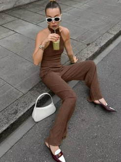 Ensemble deux pièces vert : haut sans manches dos nu et pantalon.