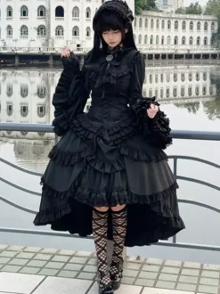 Ensemble Lolita gothique noir : robe à volants manches longues haut à cravate et jupe.