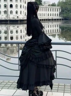 Ensemble Lolita gothique noir : robe à volants manches longues haut à cravate et jupe.