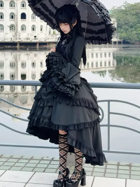 Ensemble Lolita gothique noir : robe à volants manches longues haut à cravate et jupe.
