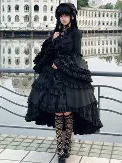 Ensemble Lolita gothique noir : robe à volants manches longues haut à cravate et jupe.