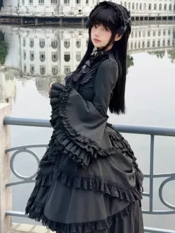 Ensemble Lolita gothique noir : robe à volants manches longues haut à cravate et jupe.