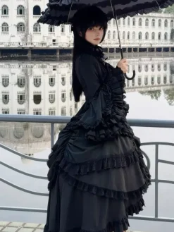 Ensemble Lolita gothique noir : robe à volants manches longues haut à cravate et jupe.