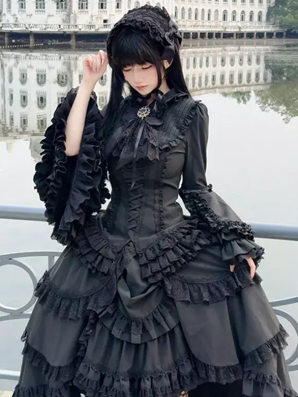 Ensemble Lolita gothique noir : robe à volants manches longues haut à cravate et jupe.