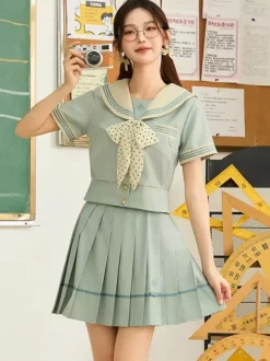 Ensemble Lolita JK d'uniforme scolaire japonais : chemise marinière vert menthe à manches courtes et jupe courte.