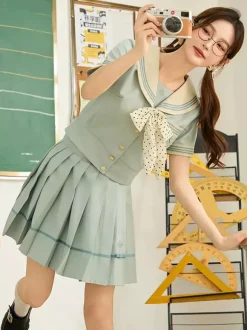 Ensemble Lolita JK d'uniforme scolaire japonais : chemise marinière vert menthe à manches courtes et jupe courte.