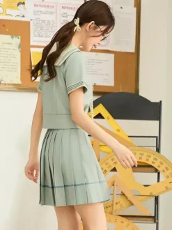 Ensemble Lolita JK d'uniforme scolaire japonais : chemise marinière vert menthe à manches courtes et jupe courte.