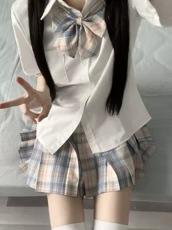 Ensemble Lolita JK d'uniforme scolaire japonais chemise à carreaux gris à manches courtes et jupe.