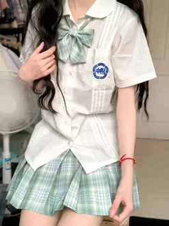 Ensemble Lolita JK d'uniforme scolaire japonais chemise à carreaux gris à manches courtes et jupe.