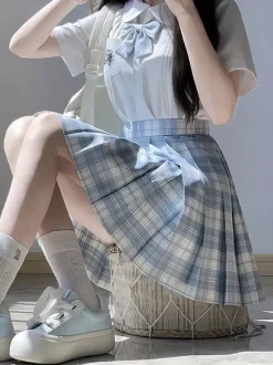 Ensemble Lolita JK d'uniforme scolaire japonais chemise à carreaux gris à manches courtes et jupe.