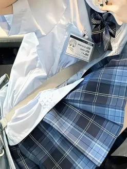 Ensemble Lolita JK d'uniforme scolaire japonais chemise à carreaux gris à manches courtes et jupe.