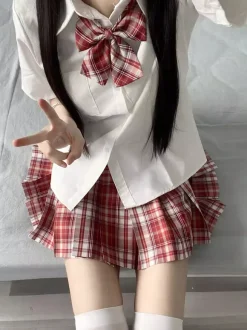 Ensemble Lolita JK d'uniforme scolaire japonais chemise à carreaux gris à manches courtes et jupe.