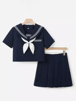 Ensemble Lolita JK d'uniforme scolaire japonais composé d'un t-shirt à manches courtes bleu marine et d'une jupe.