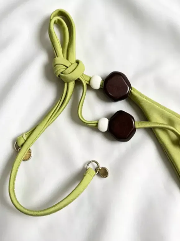 Ensemble maillot de bain vert sexy à bretelles découpées décolleté sans manches soutien-gorge dos nu et mini-jupe.