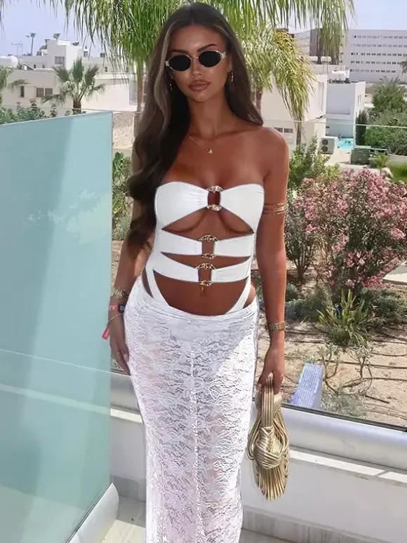 Ensemble maillot de bain noir sexy en dentelle sans bretelles dos nu jupe longue et soutien-gorge.
