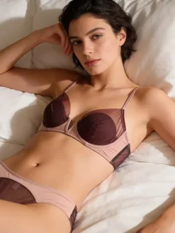 Ensemble soutien-gorge et culotte deux pièces rose fuchsia découpé