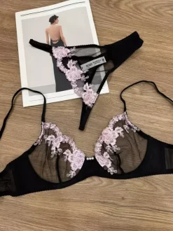 Ensemble soutien-gorge et culotte en dentelle transparente bicolore à motif floral deux pièces.