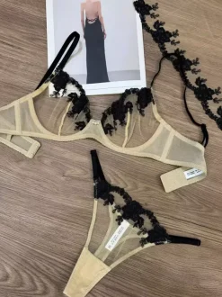 Ensemble soutien-gorge et culotte en dentelle transparente bicolore à motif floral deux pièces.